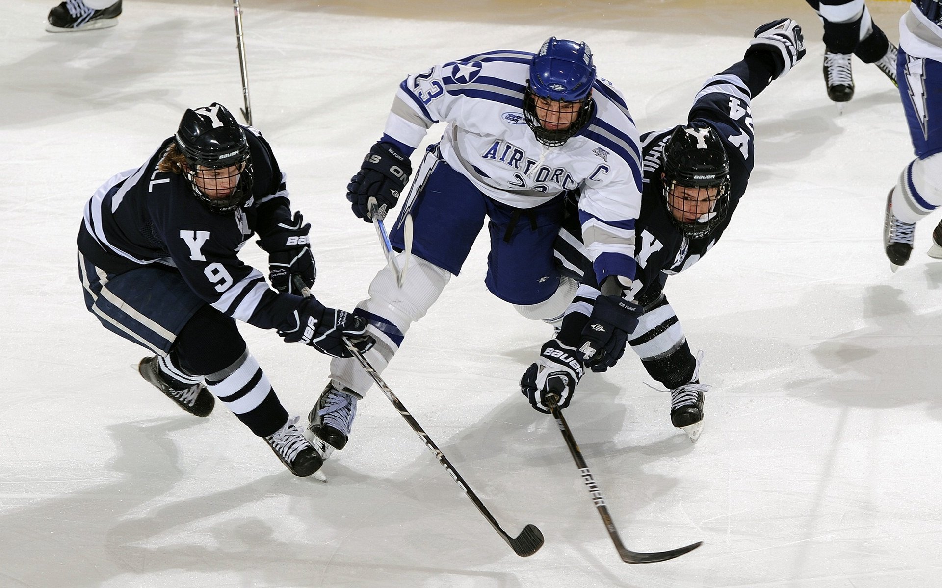 _夜空焰火运动盛典:灯火闪耀中的速度狂欢_,夜空火球
